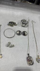 lot 1634 image: Womens jewelry