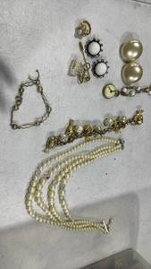 lot 1635 image: Womens jewelry