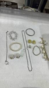lot 1636 image: Womens jewelry