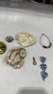 lot 1646 image: Womens jewelry
