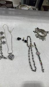 lot 1647 image: Womens jewelry