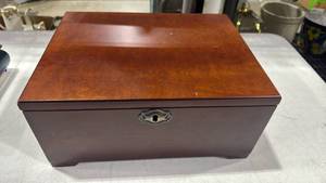 lot 1654 image: Jewelry Box with mirror and Multiple Storage Compartments