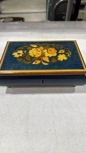 lot 1657 image: Floral jewelry music box