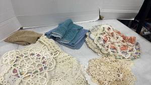lot 2508 image: Vintage linen and doilies