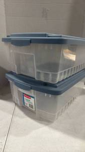 lot 2547 image: Rubbermaid 17l plastic containers