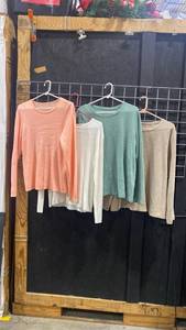 lot 2606 image: Ladies XL long sleeve sweaters and tshirts