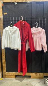 lot 2608 image: Ladies robe and bed jackets size L