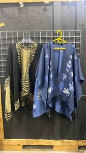 lot 2621 image: Ladies shawls