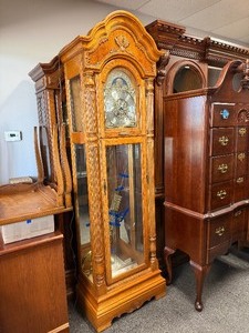 lot 822 image: Howard Miller grandfather clock 88 x 27 x 17 in with key