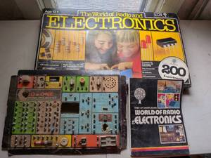 lot 104 image: EDI World of Radio and Electronics 200 Experiments Electronic Project Kit