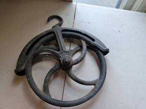 lot 119 image: Cast Iron Pulley with Hook