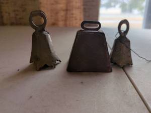 lot 131 image: Ring for Wichita Cow Bell Set of 3