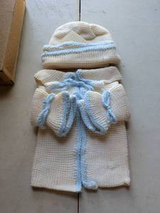 lot 171 image: Baby Knit Set Hat Mittens Booties Blue White Trim
