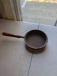 lot 195 image: Cookware Saucepan with Wood Handle Made in Taiwan
