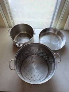 lot 196 image: 3-Piece Metal Colander and Strainer Set with Handles
