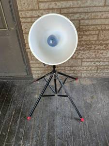 lot 199 image: Smith-Victor Model 4012400 Spotlight with Tripod Stand