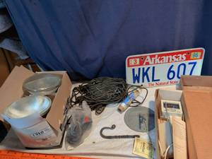 lot 207 image: Utilitech Halogen PAR30 Reflector Floodlight 90W 1310 Lumens 2-Pack, vintage pH. Tester