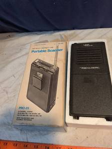 lot 268 image: Realistic PRO-25 Portable Scanner VHF HILO Aircraft UHF 20-106