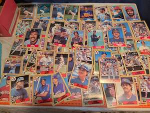 lot 301 image: Topps 1987 Baseball Trading Cards Lot Multiple Players