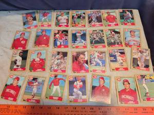 lot 302 image: Topps Baseball Trading Cards Cincinnati Reds Lot 1980s
