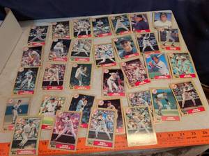 lot 311 image: Topps Baseball Trading Cards Lot New York Yankees Players 1987