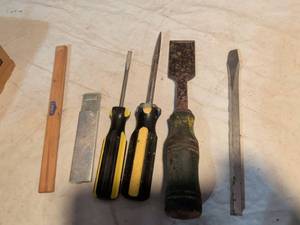 lot 333 image: Hand Tool Set 6-Piece Chisels Screwdrivers Pry Bar