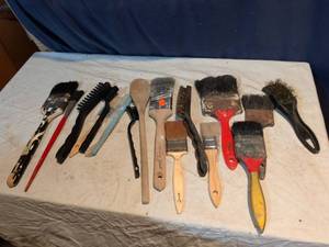 lot 357 image: Lot of 13 Paint Brushes Various Sizes Styles