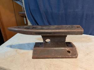 lot 359 image: Cast Iron Anvil Tool 8 inch