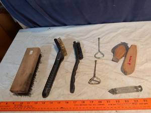 lot 368 image: Wire Brush and Scraper Tool Lot 8 Pieces
