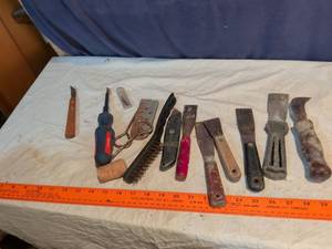 lot 369 image: Hand Tool Lot 11 Pieces Chisels Planes Scrapers Brushes