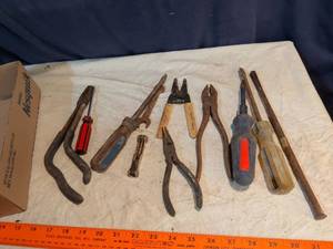 lot 372 image: Hand Tool Lot 11 Pieces Pliers Wrenches Screwdrivers