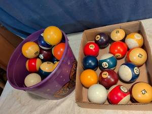 lot 381 image: Pool Ball Set 15 Numbered Balls Purple Bucket Storage