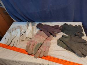 lot 401 image: Lot of 5 Work Gloves Assorted Colors and Styles
