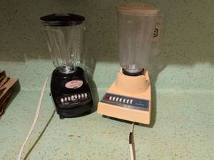 lot 523 image: Hamilton Beach 10 Blend Pulse Speed Blender and Glass Jar Blender Lot