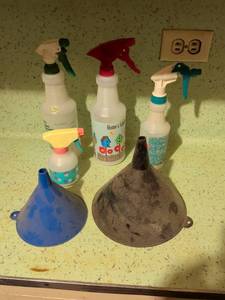lot 524 image: Cleaning Supplies Lot 7 Pieces Spray Bottles Funnels Triggers