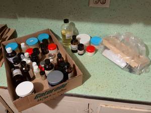 lot 527 image: Bramble Berry Soap and Cosmetics Supplies Lot 20 oz Bottles
