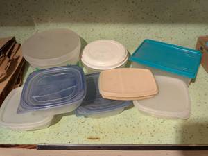 lot 529 image: Food Storage Containers Lot 8 Pieces Plastic Round Rectangle