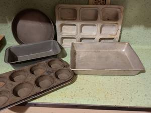 lot 534 image: Baking Pan Lot 5 Piece Set Muffin Tins Sheet Pans Round