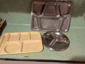 lot 535 image: Cafeteria Lunch Trays 6-Compartment Set of 3