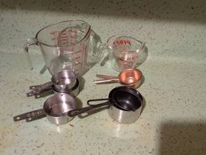 lot 537 image: Pyrex 2-Piece Measuring Cup Set 1-2 Cups with Saucepan Set
