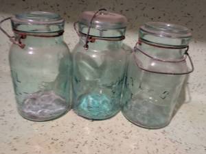 lot 553 image: Lot of 3 Glass Jars with Wire Bail Handles and Glass Lids