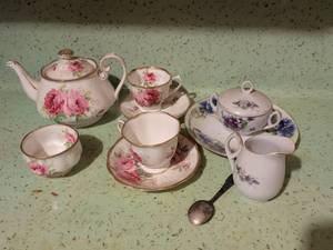 lot 557 image: Floral Porcelain Tea Set with Teapot, Cups, Saucers, Sugar Bowl, Creamer