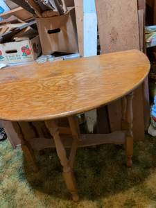 lot 577 image: Round Drop Leaf Table with Turned Legs