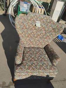lot 12 image: Floral patterned sitting chair