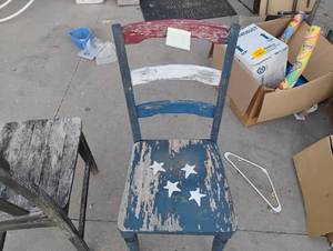 lot 33 image: USA Flag themed wooden chair