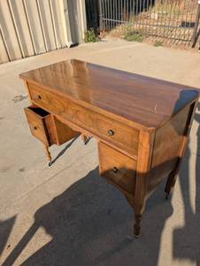 lot 01 image: Antique wood desk on wheels with 3 drawers