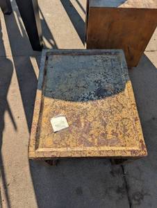 lot 07 image: Ornate crackle end table