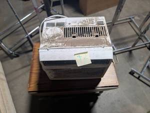 lot 42 image: Toshia Ac Unit