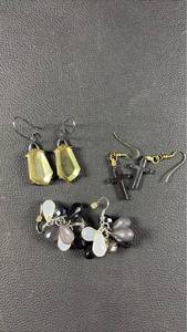 lot 14 image: Fashion Earrings 3) Pair