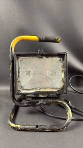 lot 36 image: WORKING Portable Work Light with Yellow Handle and Power Cord